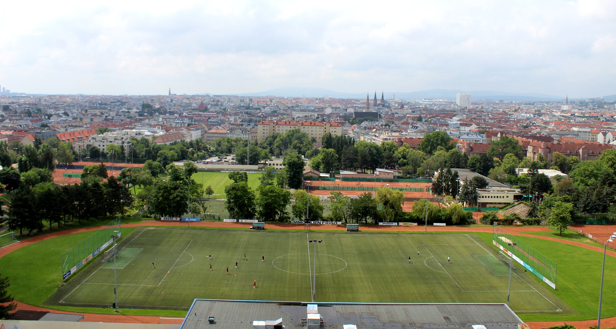 Ostseite des Postsportplatz, Rosensteingasse